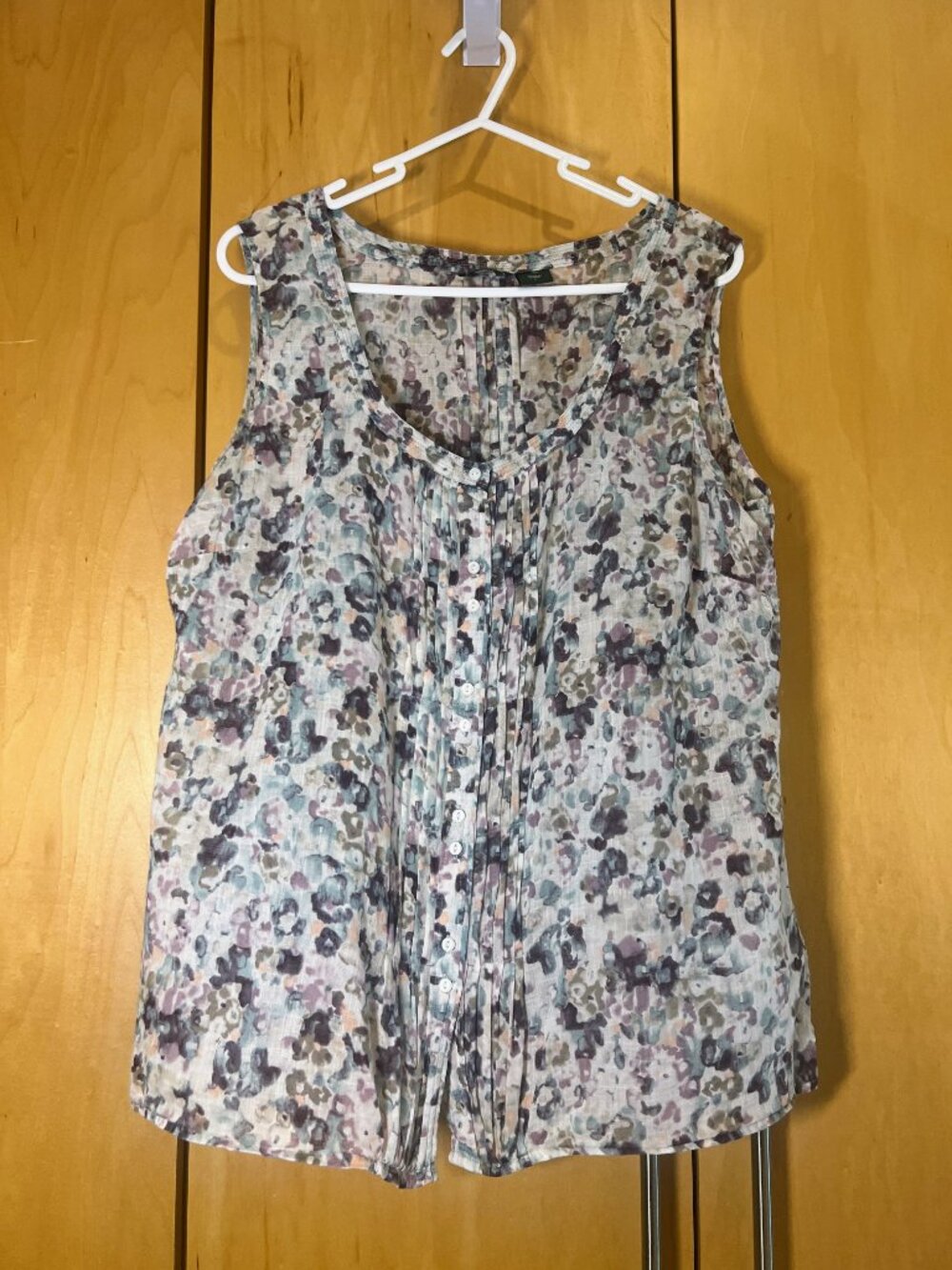 watercolor floral sleeveless Eddie Bauer top with pintuck detailing, size L